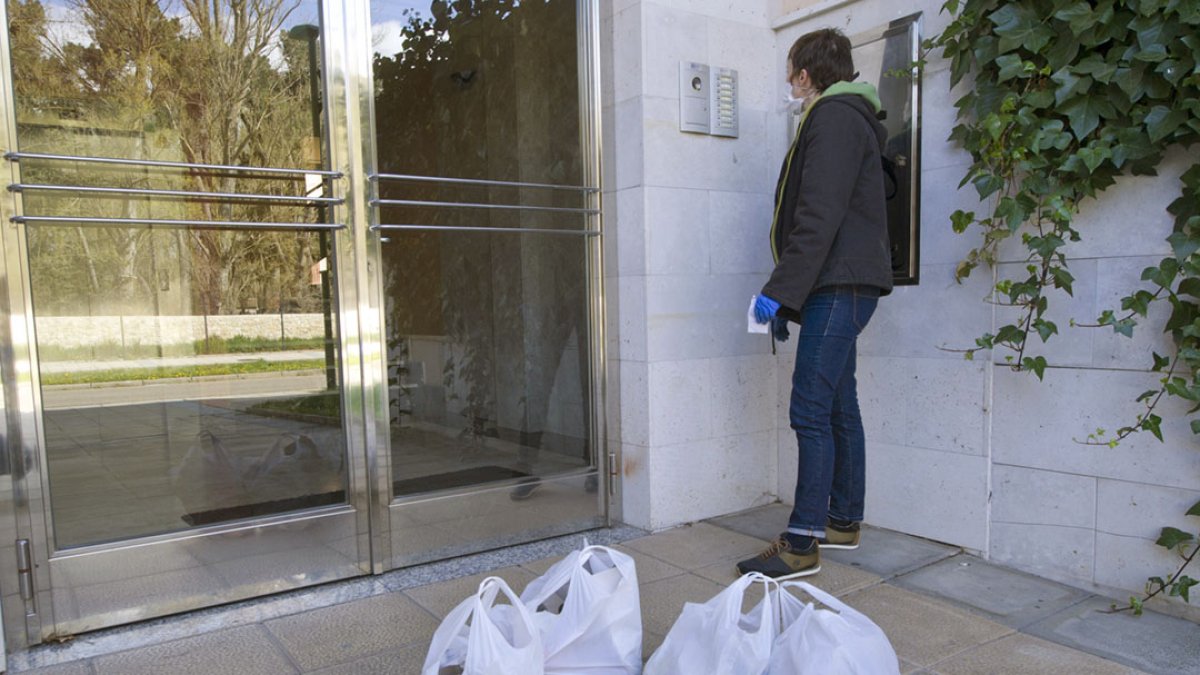 María Báscones, de la frutería 'La Duendecilla', entrega un pedido. ISRAEL L. MURILLO
