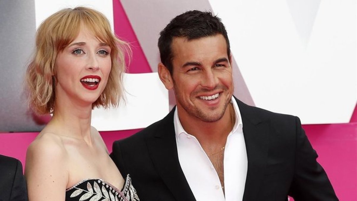 Ingrid Garcia Jonsson y Mario Casas, en la presentación en Cannes de la serie de Movistar+ Instinto.-SEBASTIEN NOGIER (EFE)