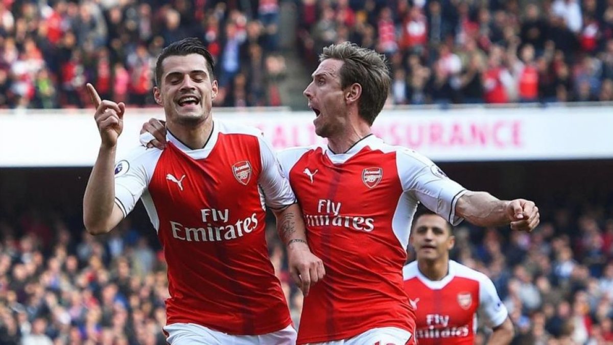 Xhaka, a la izquierda, celebra con Monreal el primer gol del Arsenal ante el Manchester United.-FACUNDO ARRIZABALAGA