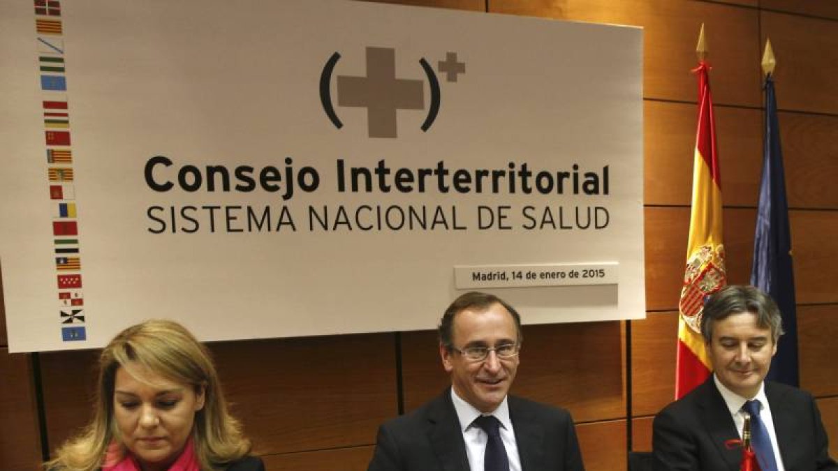 El ministro de Sanidad, Servicios Sociales e Igualdad, Alfonso Alonso (c), junto a los consejeros de sanidad de las Comunidades Autónomas, presidiendo por primera vez la reunión del Consejo Interterritorial de Salud, donde se debatirá, entre otros asuntos-Foto: EFE