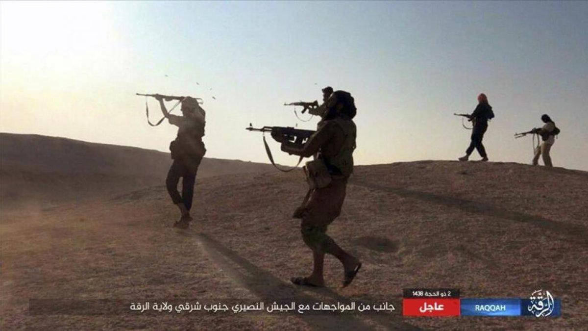Supuestos combatientes del EI disparan sus armas en enfrentamientos con tropas del régimen sirio en el sudeste de Raqqa, en una imagen difundida el 24 de agosto-AP