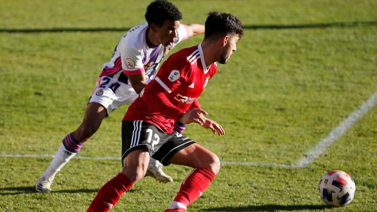 Javi Gómez persigue un balón en el último encuentro disputado ante el Valladolid B. SANTI OTERO