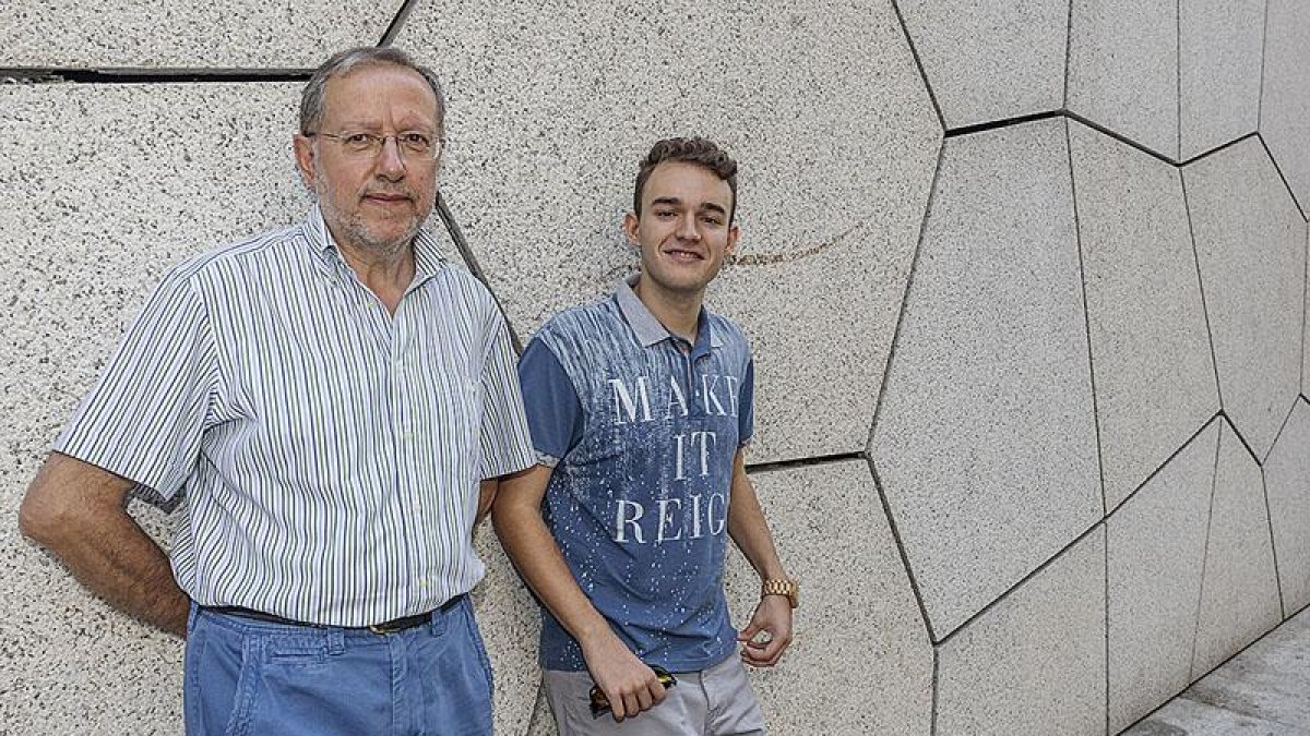 El profesor Constantino de la Fuente y Arturo Alonso, apoyados en la pared del MEH.-SANTI OTERO