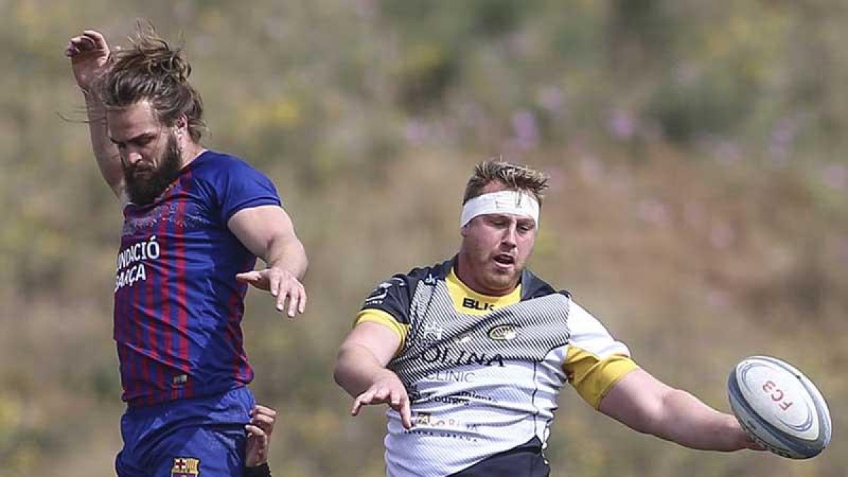 Ascroft-Leigh gana una touche en el partido del pasado domingo en Barcelona.-AREA11