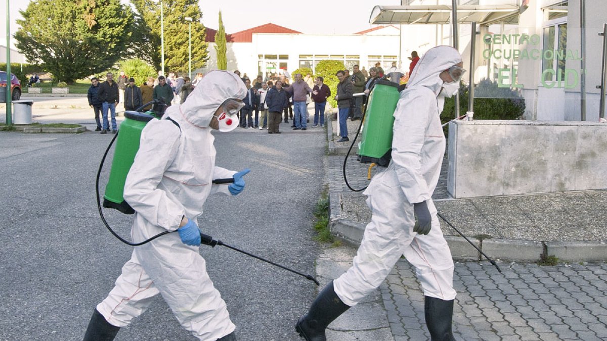 Los bomberos han sumado a su uniforme los equipos de protección personal contra el coronavirus. ISRAEL L. MURILLO