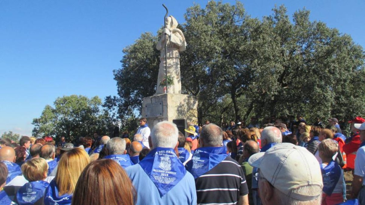 La misa se celebró a los pies de la conocida figura del Ermitaño.-E. M.