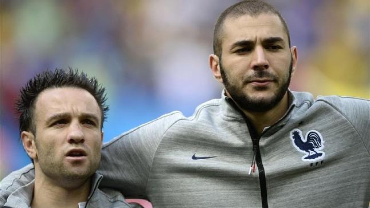 Benzema, junto a Valbuena en un partido de la selección francesa.-FRANCK FIFE / AFP