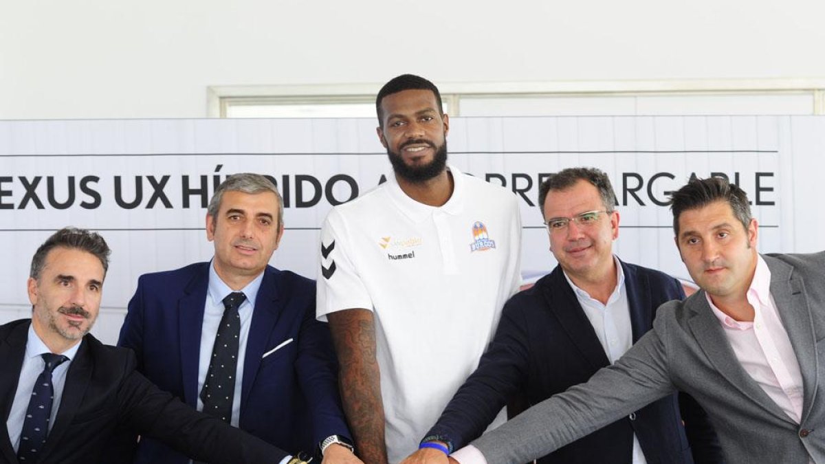 Clark posa con patrocinadores y miembros del club durante su presentación, ayer.-ISRAEL L. MURILLO
