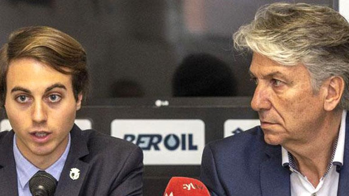 Franco Caselli y César Traversone durante una comparecencia pública en la sala de prensa de El Plantío.-ISRAEL L. MURILLO