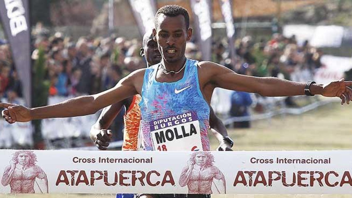 Getaneh Molla cruza la meta en primera posición en el Cross de Atapuerca de 2017.-SANTI OTERO