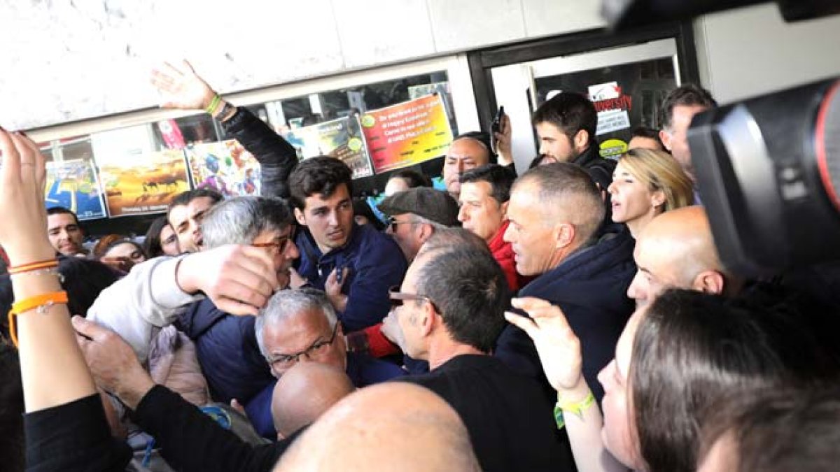 Cayetana Álvarez de Toledo, zarandeada en un acto en la UAB.-ROBERT RAMOS