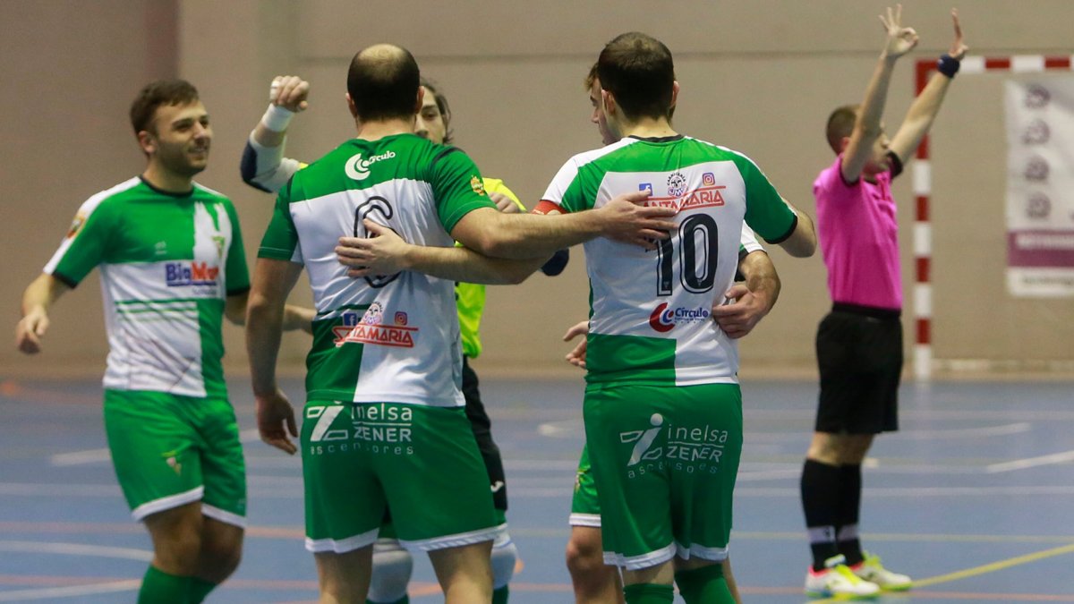 Los jugadores del Círculo BigMat Fontecha celebran un gol. RAÚL OCHOA