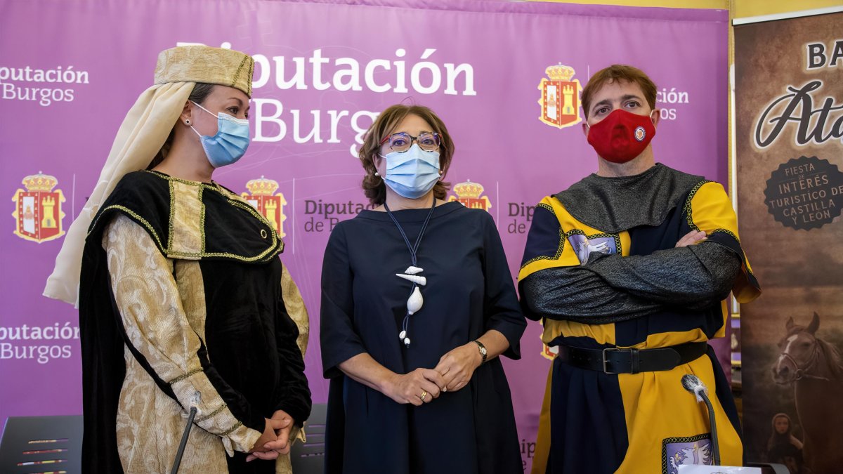Isabel Torrientes, presidenta de la Asociación Amigos de Atapuerca; Raquel Contreras, diputada de cultura e Ignacio Martínez, presidente del Centro de Iniciatiuvas Turísticas en la presentación de la XXVI Edición de la Batalla de Atapuerca. SANTI OTERO