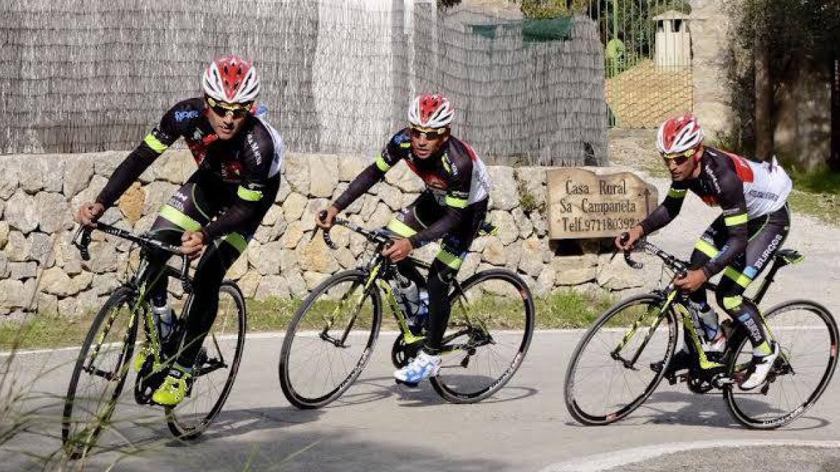 Igor Merino, David Belda y Jesús del Pinodurante un entrenamiento.-MIGUEL ZABALLA