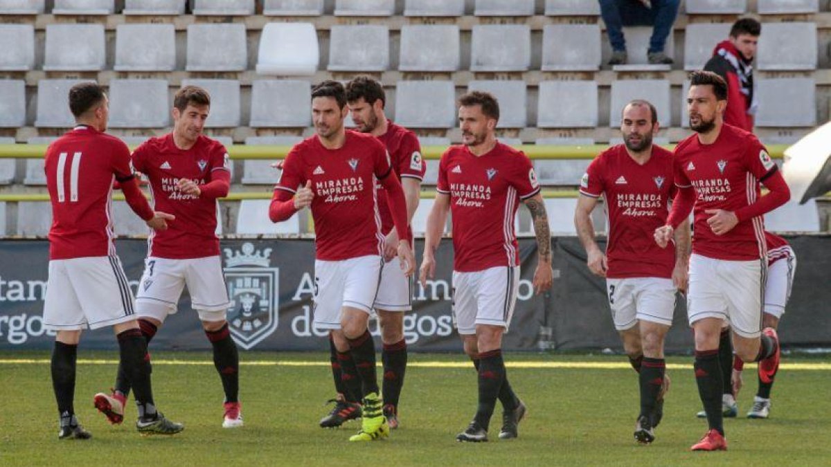 El Mirandés celebra un gol.-SANTI OTERO