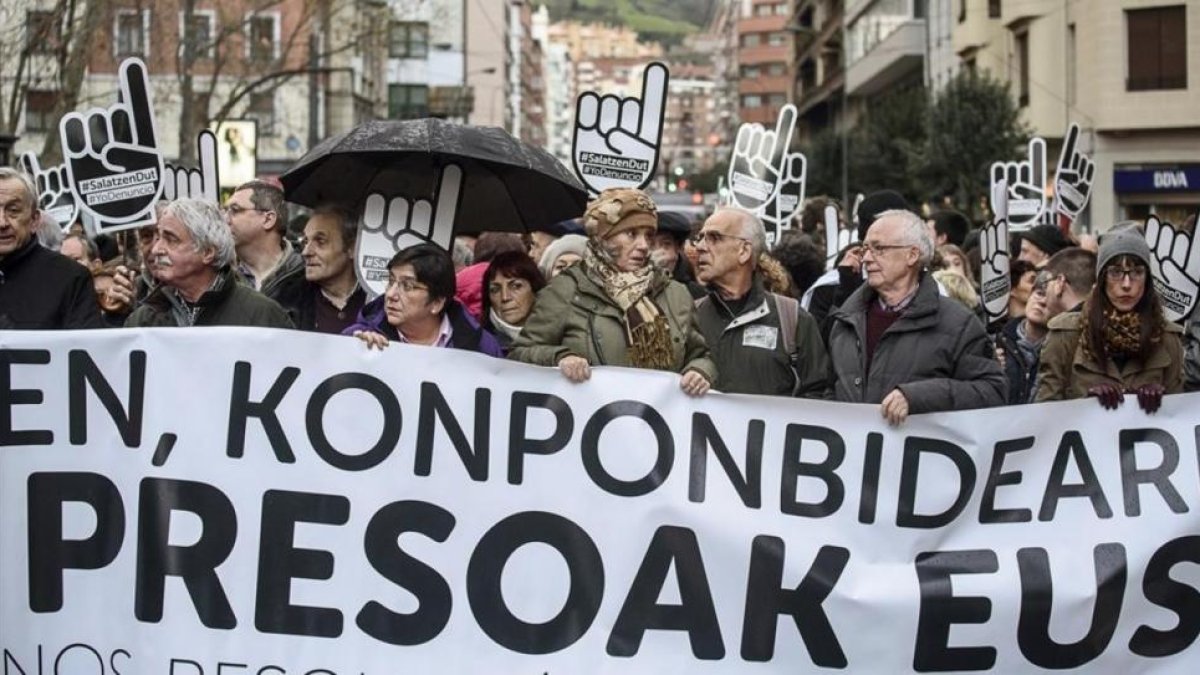 Manifestación en Bilbao contra la dispersión de los presos de ETA.-EFE / JAVIER ZORRILLA