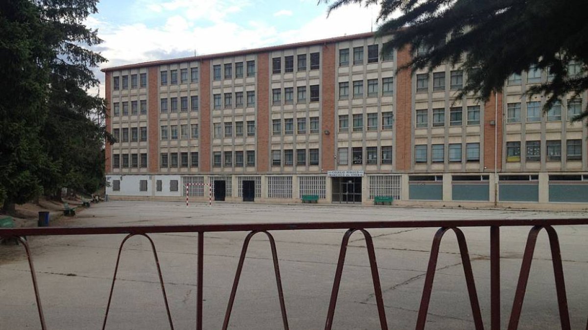 El colegio Francisco de Vitoria de la capital contará con mejoras de cara al próximo curso como en el patio, aseos y en accesibilidad.-ISRAEL L. MURILLO