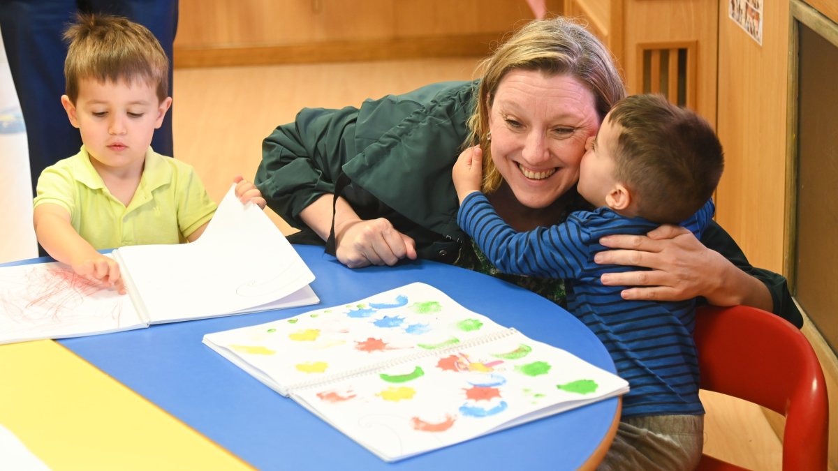 La consejera de Familia e Igualdad de Oportunidades, Isabel Blanco, visita el Programa Crecemos, en Villalbilla de Burgos. ICAL