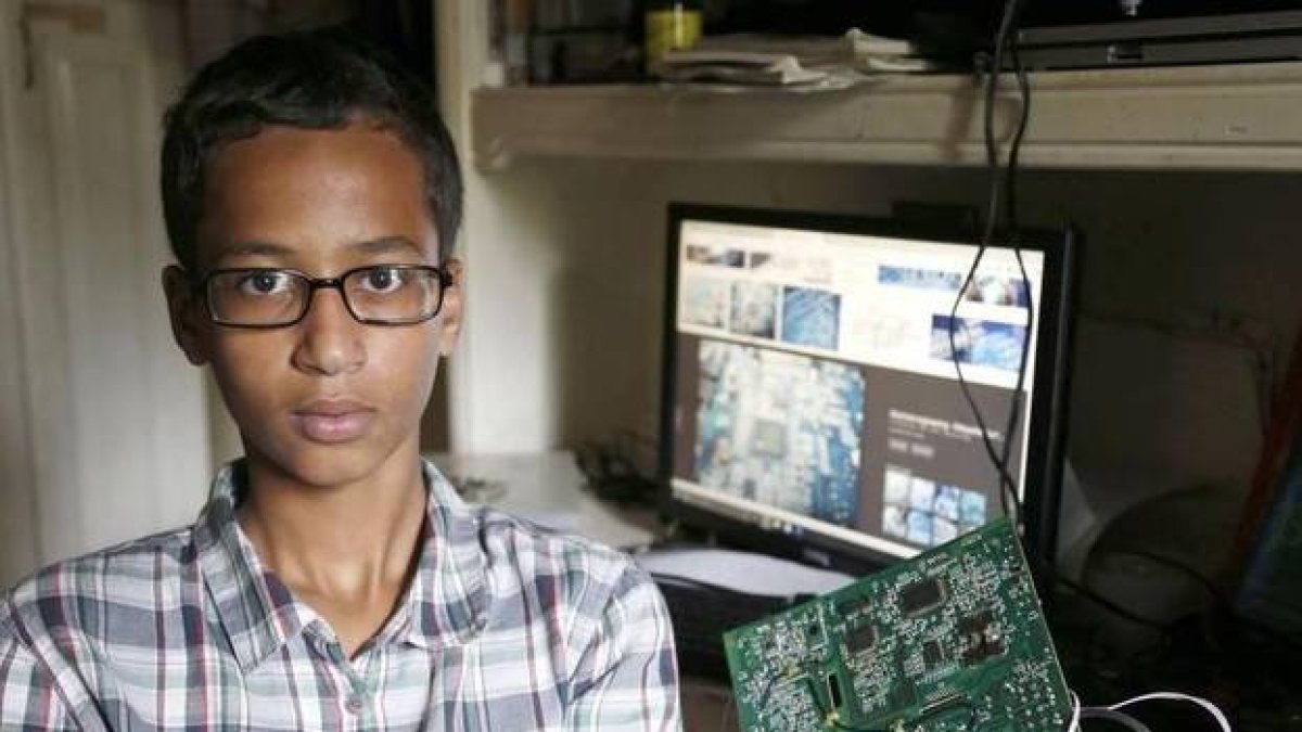Ahmed Mohamed, de 14 años, fotografiado en su habitación junto con el reloj que elaboró y fue confundido por una bomba.-DALLAS MORNING NEWS / VERNON BRYANT