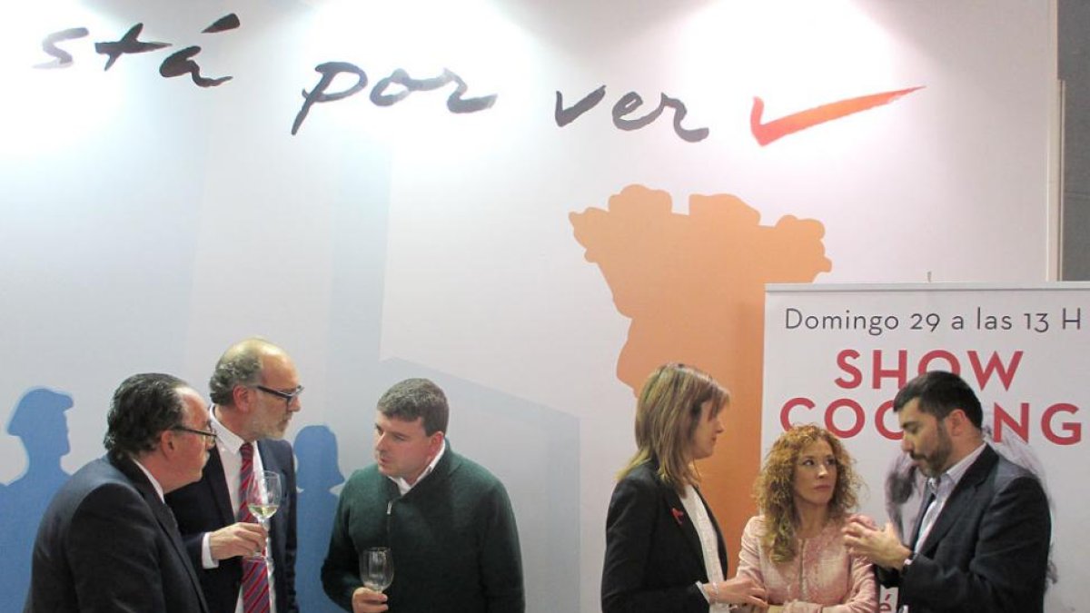 Algunas de las autoridades junto al stand mirandés.-E. M.