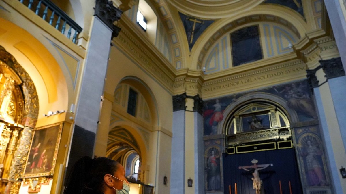 Asistente a la iglesia de las Angustias durante el estado de alarma. -ICAL
