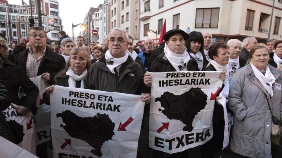 Manifestación a favor del acercamiento de presos a Euskadi, en Bilbao en noviembre del 2014.-/ PERIODICO (EFE / LUIS TEJIDO)