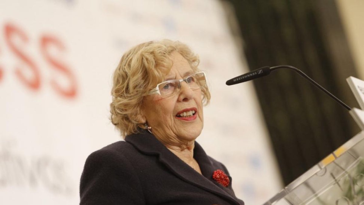 La alcaldesa de Madrid Manuela Carmena, durante un desayuno informativo.-/ AGUSTÍN CATALÁN