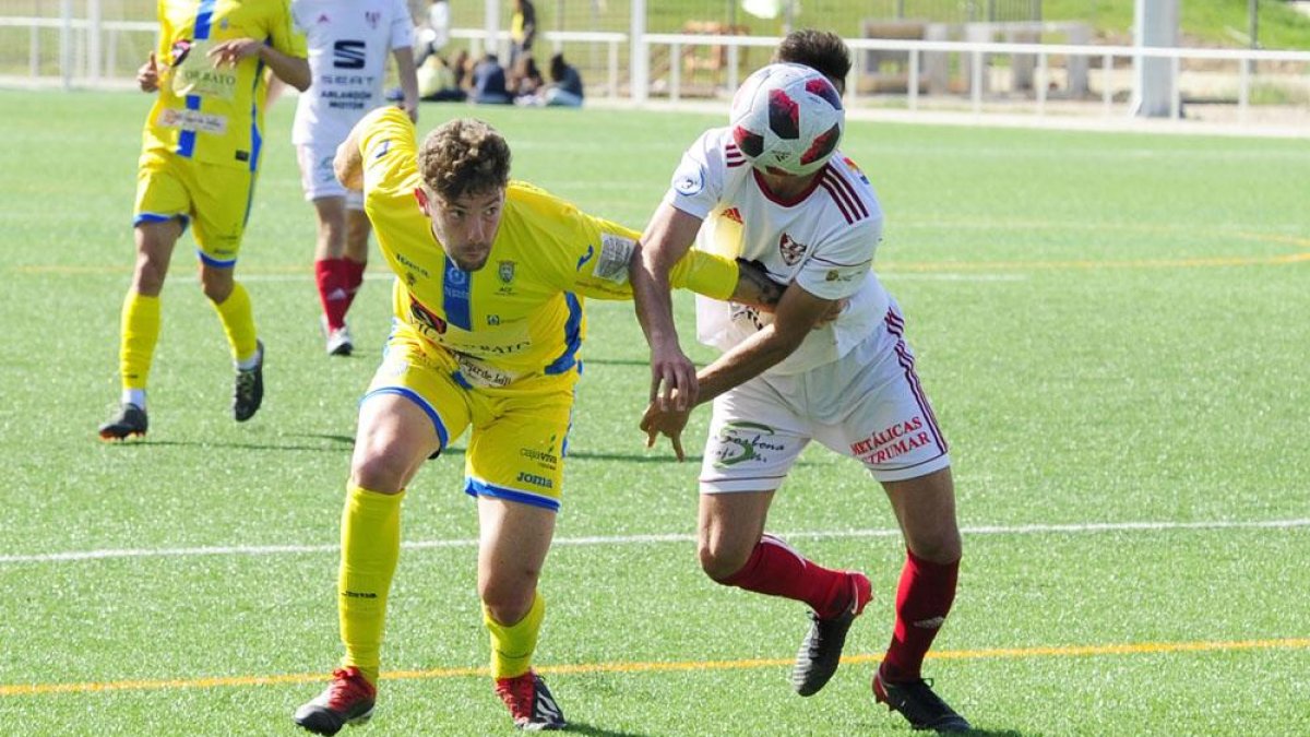 Diego Abad disputa el balón en el último partido liguero ante el Seat Arlanzón Motor.-ISRAEL L. MURILLO