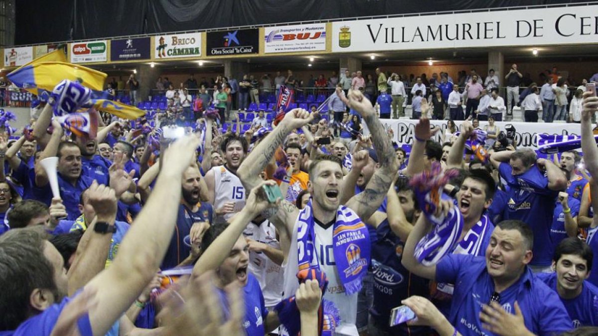 Javi Vega celebra con los aficionados el ascenso logrado en Villamuriel, el pasado viernes.-SANTI OTERO