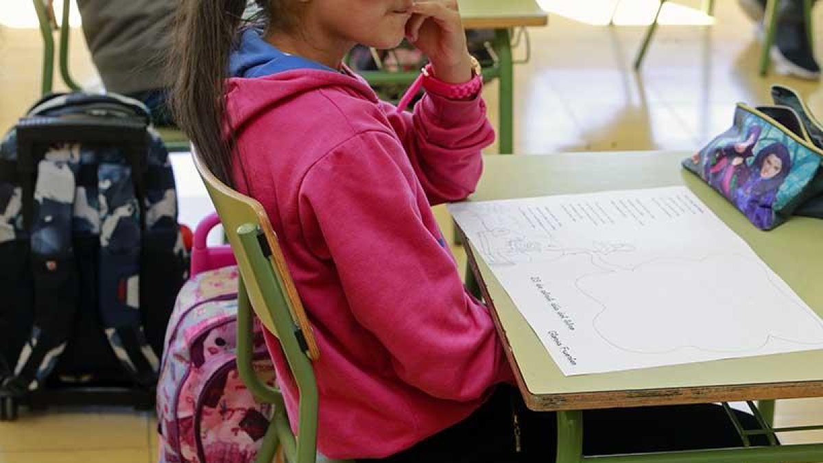 Una niña atiende en clase.-RAÚL G. OCHOA