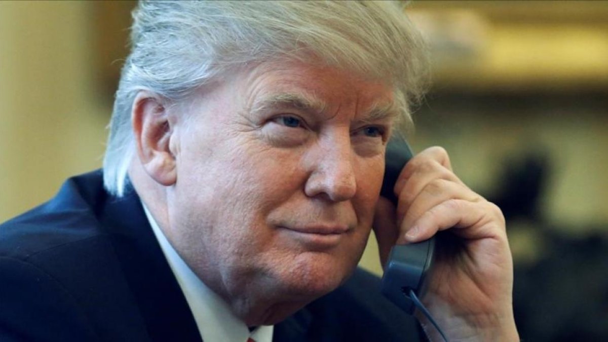 Donald Trump hablando por el teléfono fijo de su despacho en la Casa Blanca.-JONATHAN ERNST
