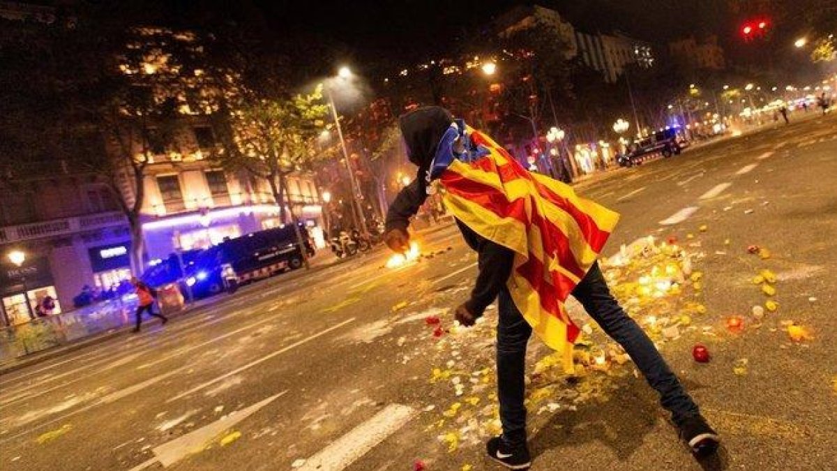 Paseo de Gracia, anoche..-EFE / ENRIC FONTCOBERTA