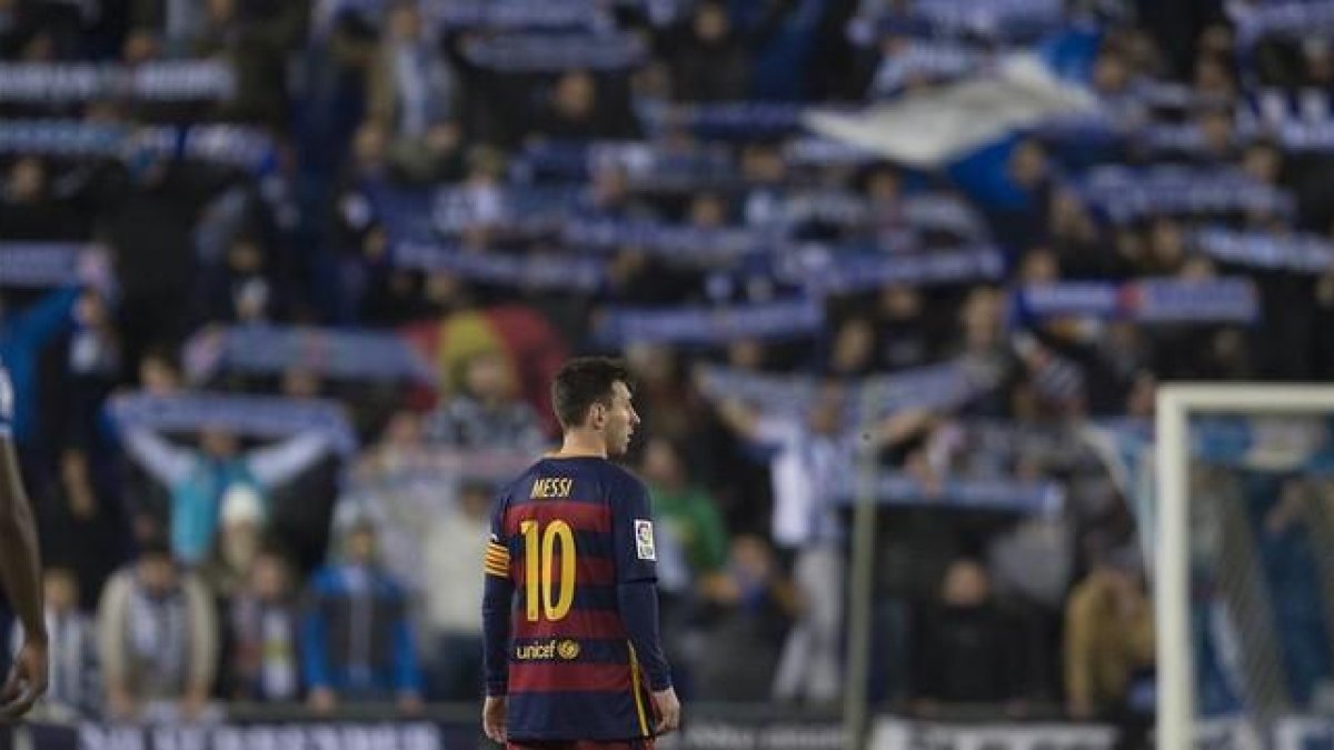 El público del Espanyol realiza cánticos ante Messi.-JORDI COTRINA