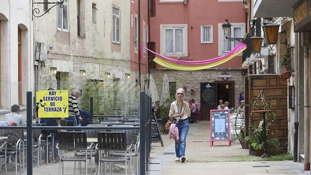 Imagen tomada, ayer, en el final de la calle Sombrería donde por la mañana colocaban este nuevo cerramiento.-RAÚL G. OCHOA