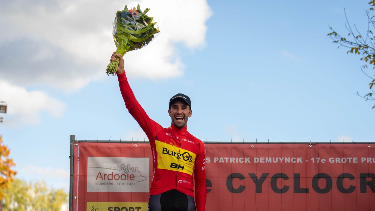 Orts celebra con su maillot de campeón de España