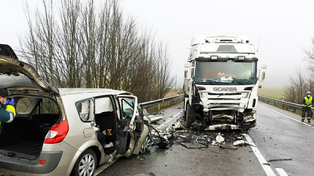 Los dos vehículos chocaron frontalmente en la N-623. BOMBEROS DE BURGOS