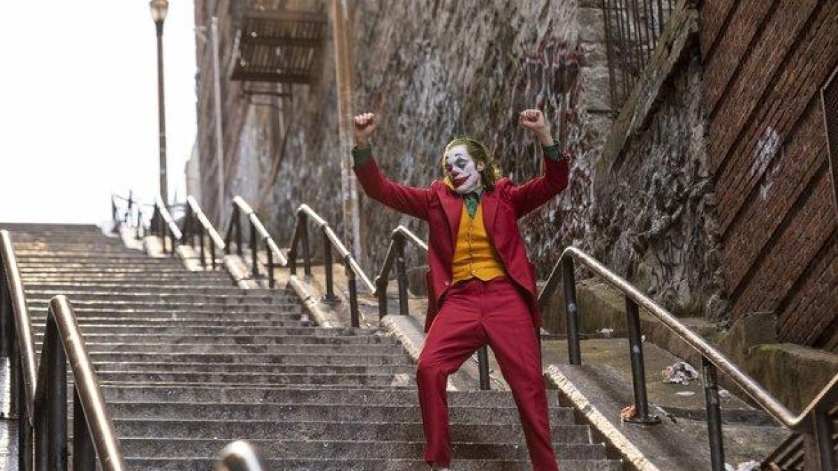 El Joker (Joaquin Phoenix) se pone el mundo por montera al ritmo de ’Rock’n’roll part 2’, de Gary Glitter, en un fotograma de la escena icónica de ’Joker’.-WARNER BROS. PICTURES