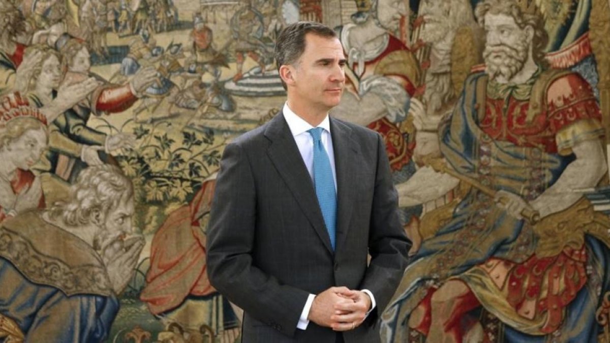 Felipe VI aguarda al diputado Aitor Esteban (PNV), en la ronda de consultas para formar Gobierno, en abril del 2016.-/ EFE / JUAN CARLOS HIDALGO