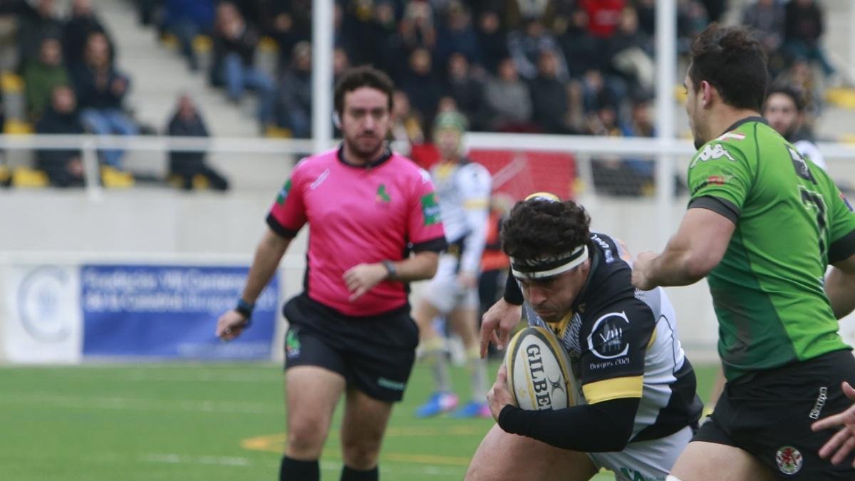 Jorge Fuente progresa con el oval.-RAÚL OCHOA