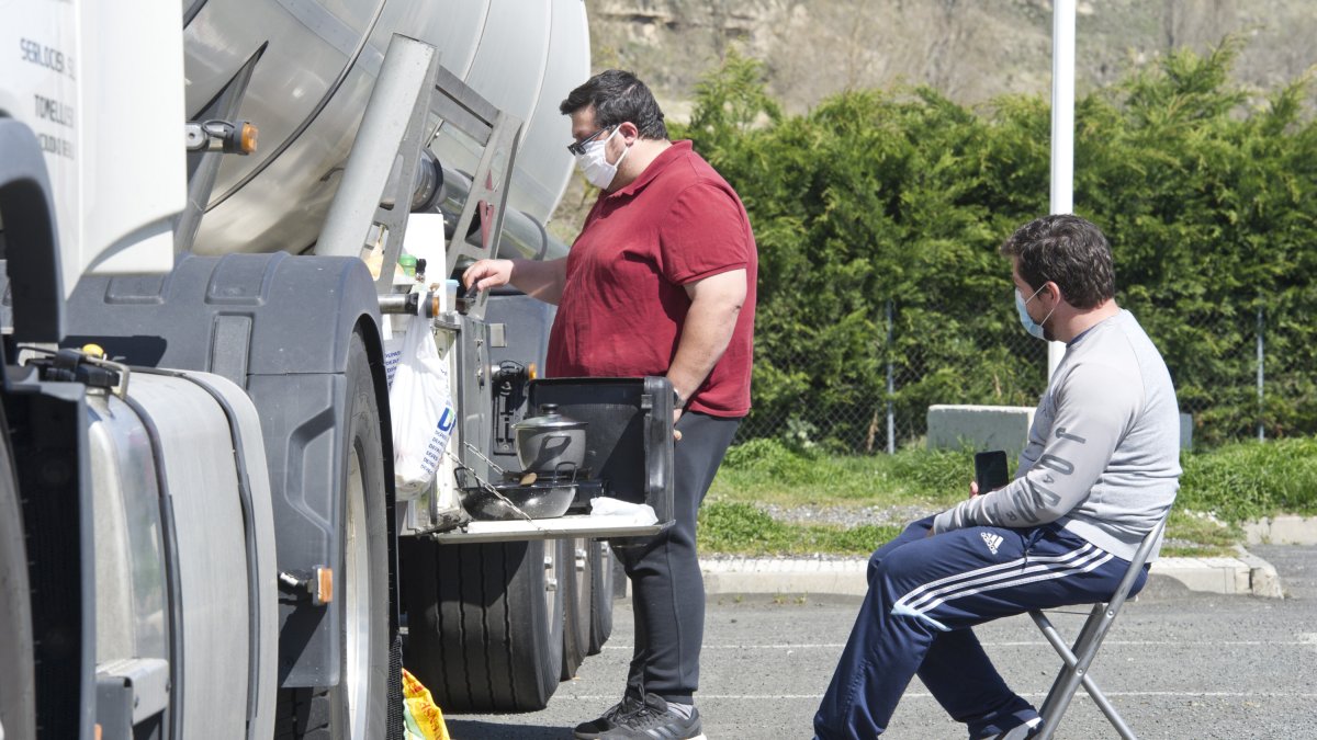Imagen de dos transportistas en un área de servicio. ISRAEL L. MURILLO