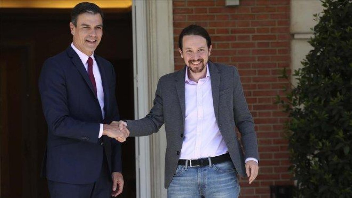 Pedro Sánchez recibe a Pablo Iglesias en el palacio de la Moncloa en la primera ronda negociadora, el 5 de mayo.-DAVID CASTRO