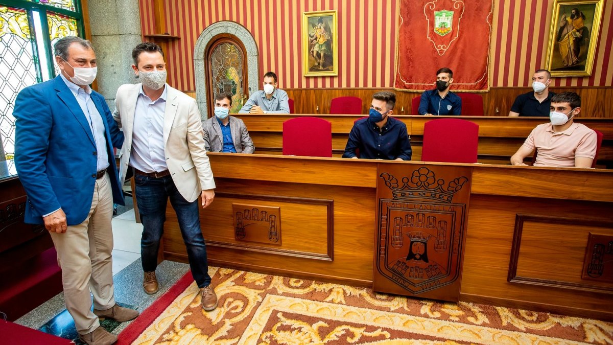 Manzanedo y el alcalde, Daniel de la Rosa, durante un momento de la recepción en presencia de representantes de la plantilla y del cuerpo técnico del Burgos Promesas. SANTI OTERO