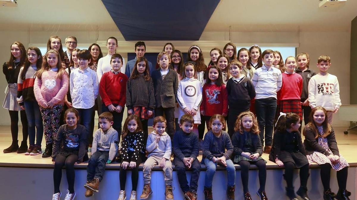 Los ganadores de los concursos de Tarjetas de Navidad y de Poesía posaron ayer orgullosos en el salón de actos de la Fundación Cajacírculo, en la plaza de España.-RAÚL G. OCHOA