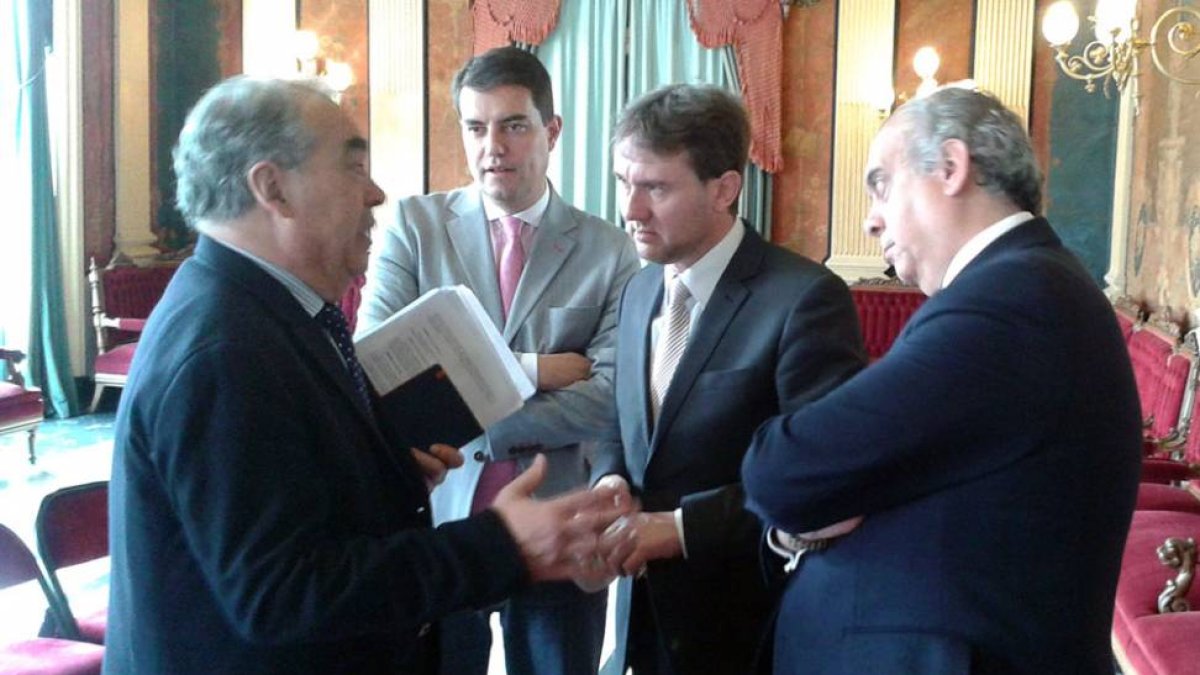 Fernando Andrés (CB Tizona) charla con Ángel Ibáñez, Javier Lacalle y José Luis Sáez (FEB) tras el acto oficial, ayer.-ECB