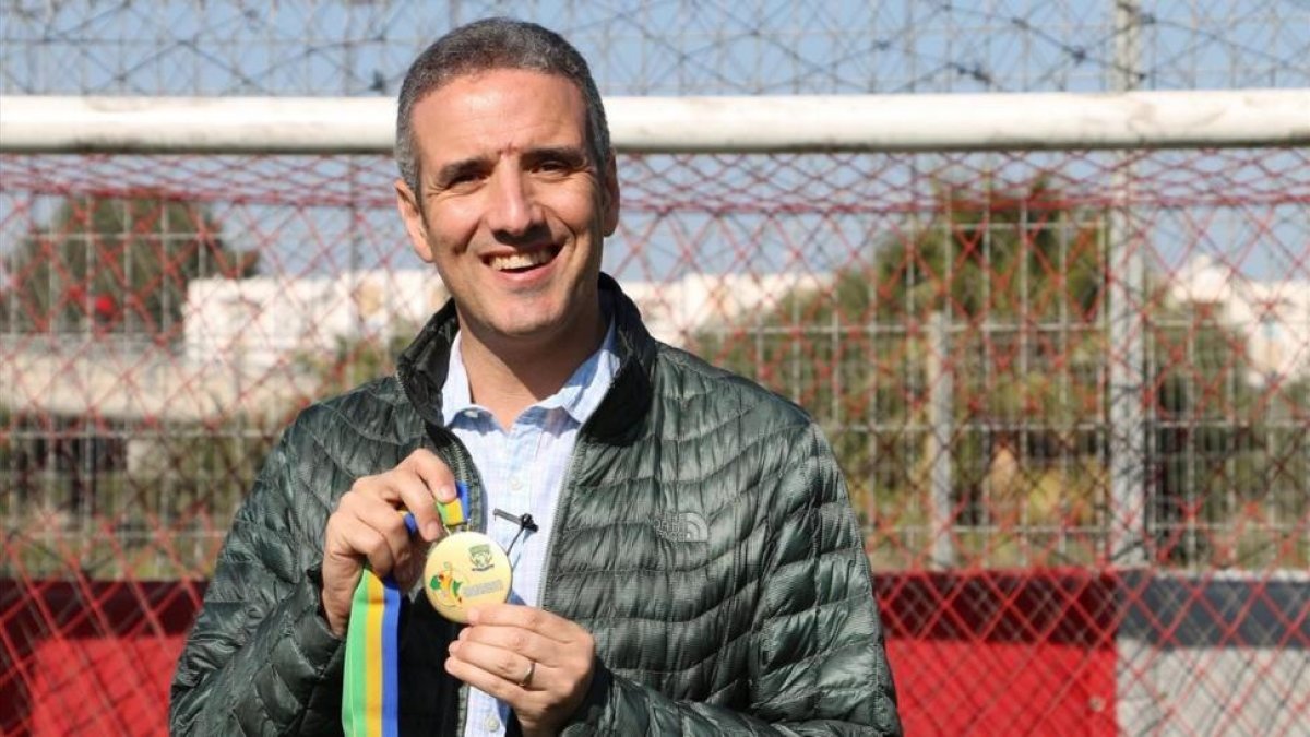 Toni Gerona posando con la medalla de oro del campeonato de África.-/ JAVIER MARTIN