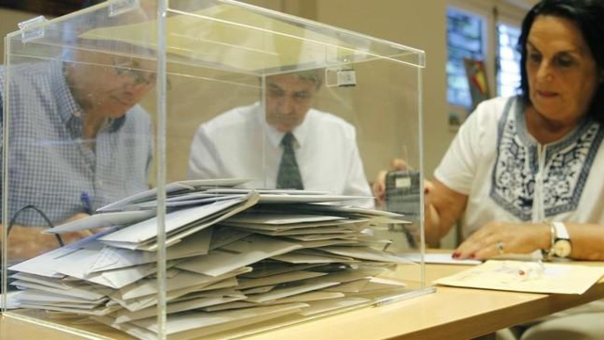 Urna en el Consulado de España en Montevideo (Uruguay), que permanecerá abierto el sábado y el domingo para que los españoles puedan votar.-EFE