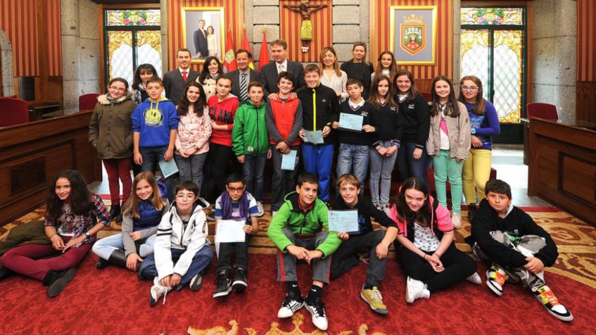 Los alumnos participantes recibieron sus licencias de las manos del alcade y de la concejal de Comercio, Carolina Blasco.-ISRAEL L. MURILLO