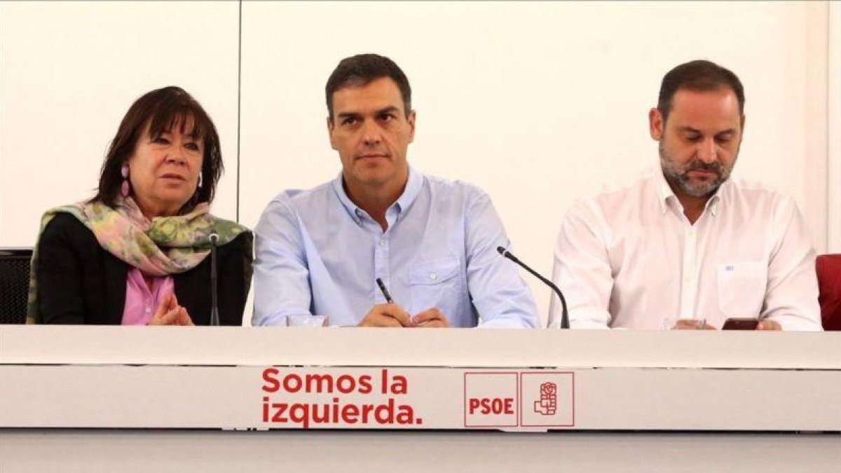 Cristina Narbona, Pedro Sánchez y José Luis Ábalos, el pasado 18 de septiembre en la sede del PSOE.-JUAN MANUEL PRATS