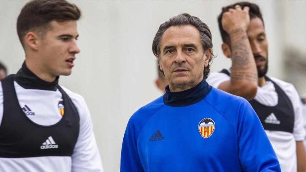 Prandelli, en el centro, en un entrenamiento del Valencia.-MIGUEL LORENZO