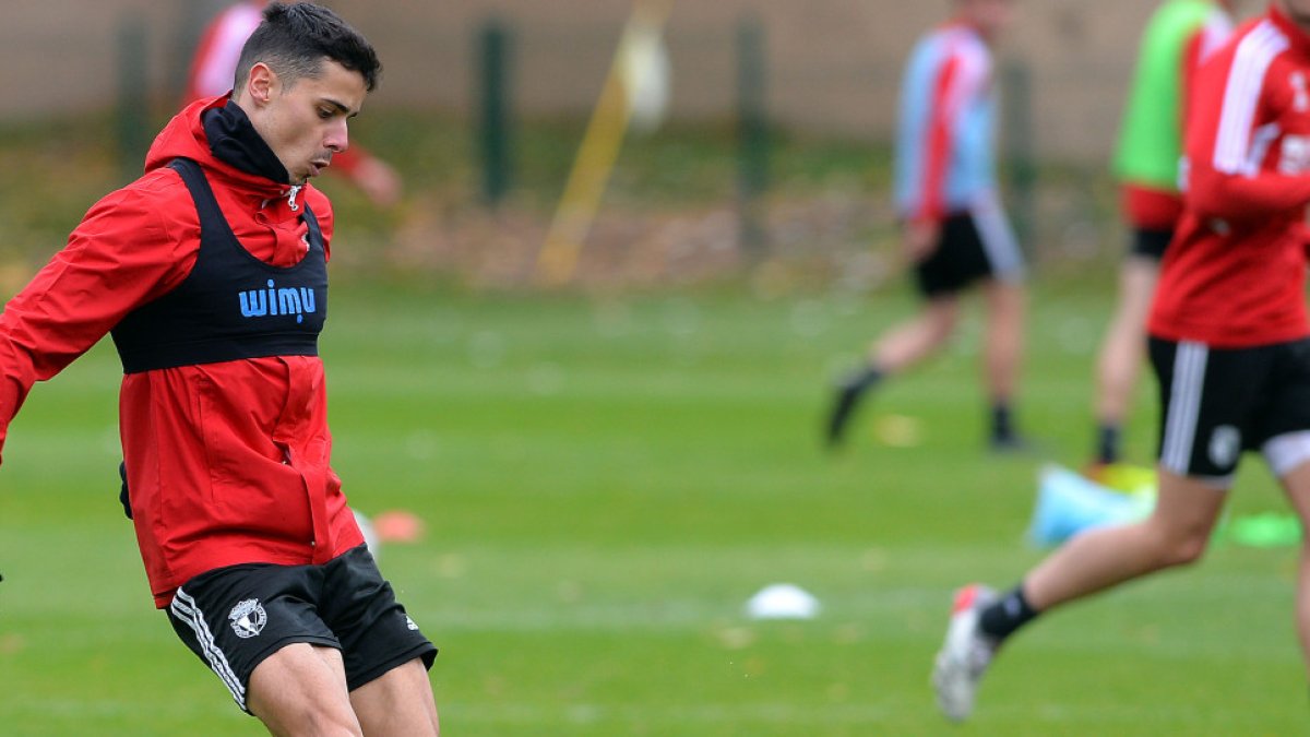 Gaspar Campos durante el entrenamiento del equipo en el campo de La Deportiva. TOMÁS ALONSO